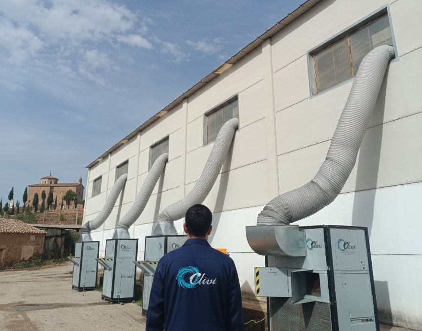 Máquinas de aire acondicionado industrial CLIVI conectadas con conductos flexibles a un pabellón para climatizar un evento o nave en Zaragoza.