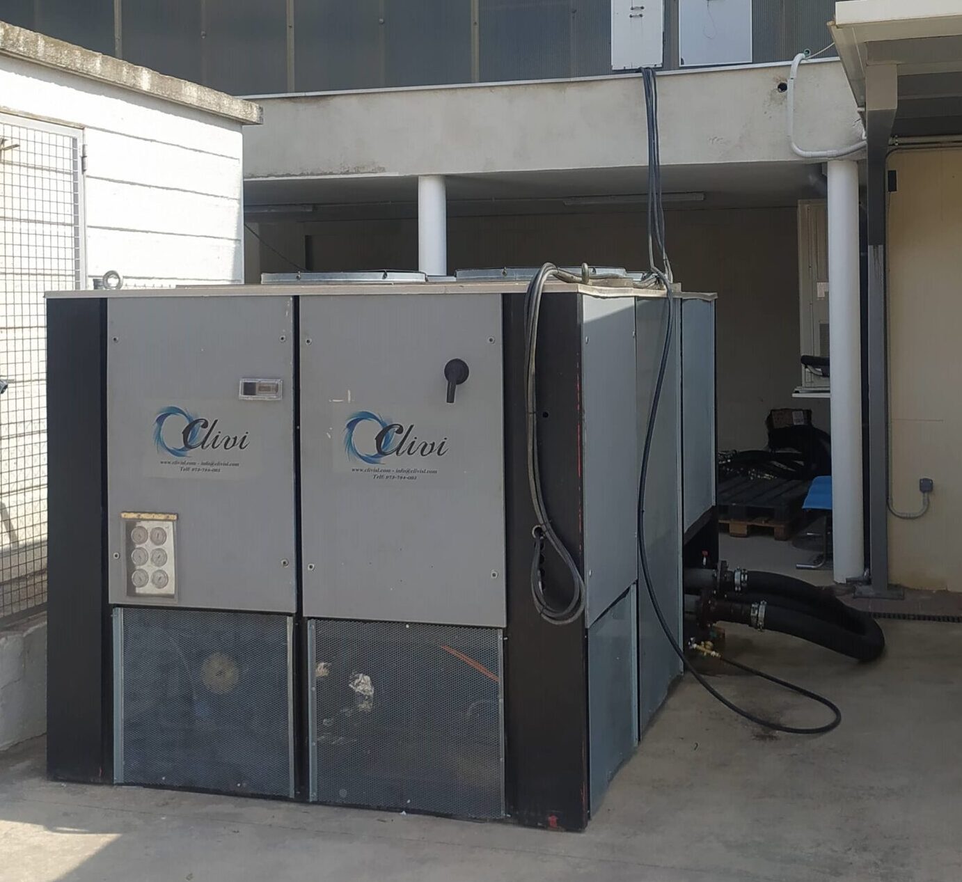 Conexión rápida de mangueras hidráulicas en alquiler de chiller CLIVI.