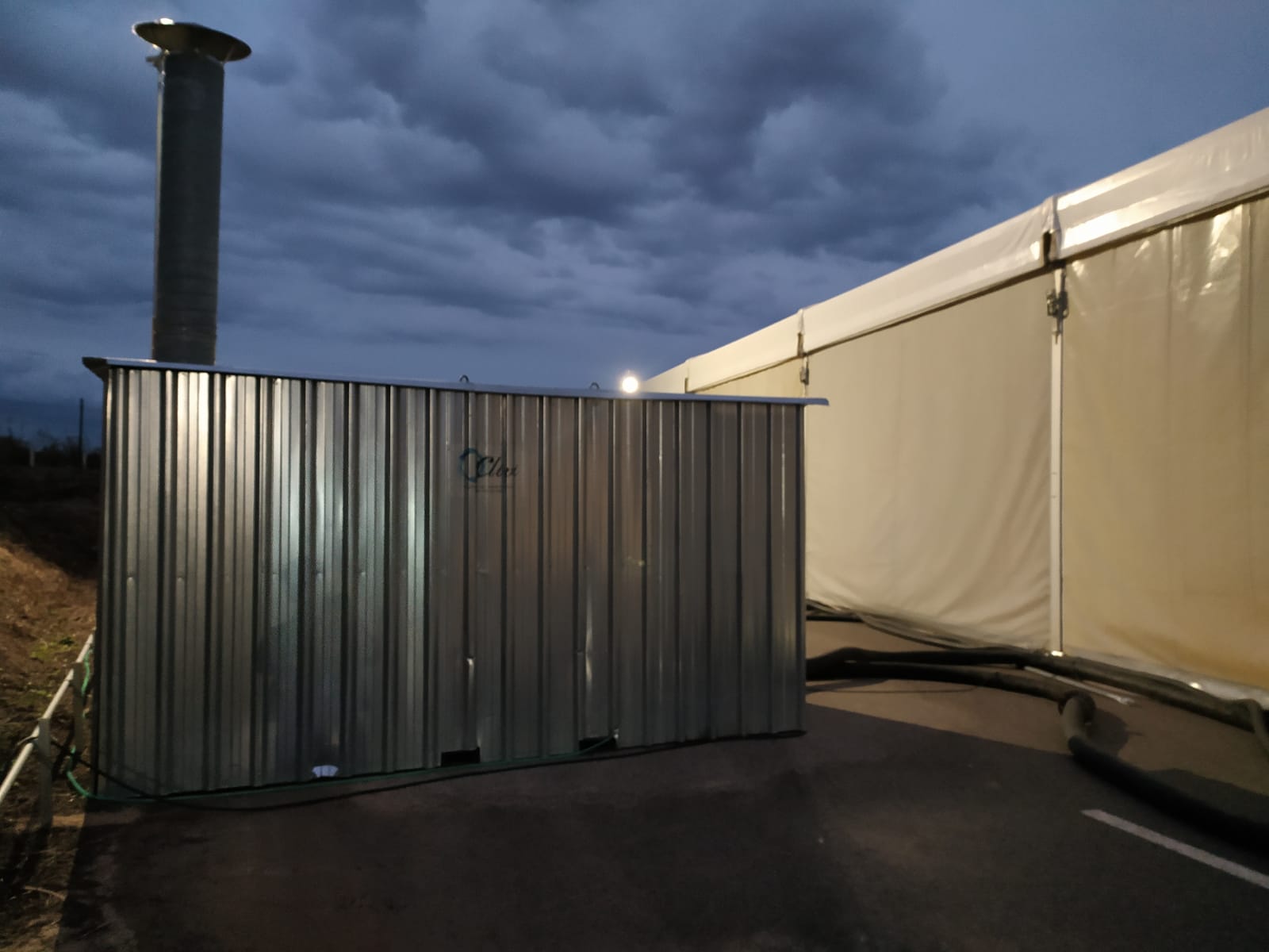 Caldera de agua de 500kW a gasoil instalada en el exterior de la carpa logística en el Puerto de Tarragona.