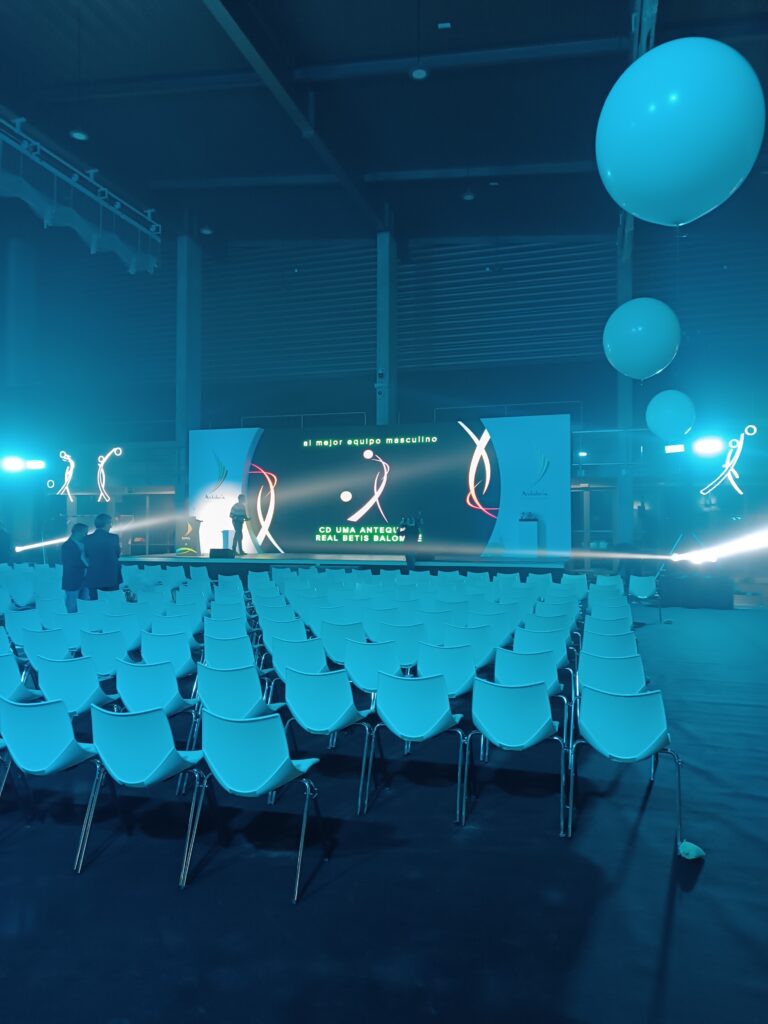 Sistema de distribución de aire caliente mediante toberas de largo alcance en polideportivo.